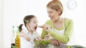 kebiasaan-anak-mengemut-makanan-berdampak-pada-keahlian-bicara