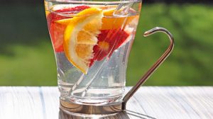 Mencegah dehidrasi dengan infused water